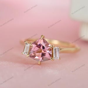 Anello con tre pietre in spinello rosa taglio principessa e pietre laterali trapezoidali*Anello di fidanzamento con tre pietre*Anello in spinello taglio principessa*Spinello in oro massiccio