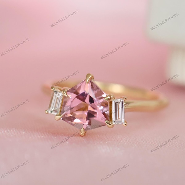 Anillo trillón de zafiro rosa, anillo de compromiso de tres piedras, detalles trapezoidales de plata de ley.