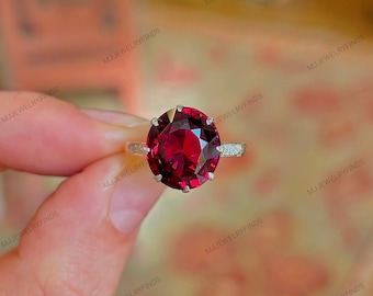 Anillo de compromiso con espinela roja ovalada y banda pavé de oro de 14 k