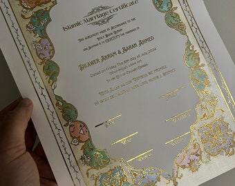 Puede incluir: Un certificado de matrimonio islámico blanco con diseños florales dorados y coloridos. El texto dice "Certificado de matrimonio islámico" e incluye los nombres "Dilawer Akram & Sarah Ahmed" y la fecha "Viernes 8 de julio de 2024".