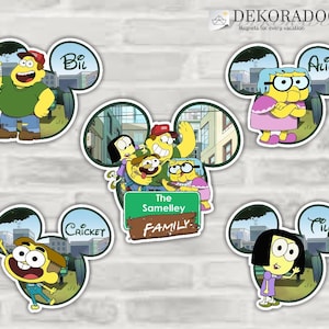 Op de afbeelding: Set van vijf cartoon-personagemagneten met de personages uit de animatieserie "De Geweldige Wereld van Gumball". De magneten zijn gevormd als Mickey Mouse-oren en bevatten de personages Bill, Alice, Cricket en de familie, waaronder Gumball, Darwin, Anais en Richard. De magneten zijn groen, geel en blauw.