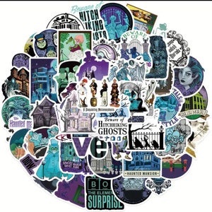 Puede incluir: Un conjunto de 30 pegatinas coloridas con temática de una mansión encantada. Las pegatinas presentan varios personajes, incluidos fantasmas, una bruja y una casa encantada. Las pegatinas son perfectas para decorar portátiles, botellas de agua y otras superficies.