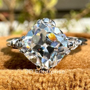 Verlovingsring vintage stijl, 2,00 CT kleurloze oude mijne geslepen kussen moissanietring, Miligrain-trouwring, bruidsring vissenstaarttand