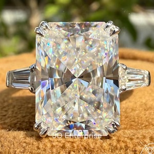 6.50 CT ラージ ラディアント カット クラッシュド アイス モアッサナイト リング、サイド テーパー バゲット、スリー ストーン エンゲージリング、セレブ スタイル ウェディング リング