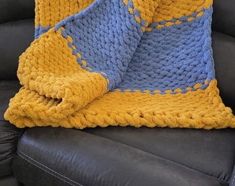 Chunky yarn throw blanket
