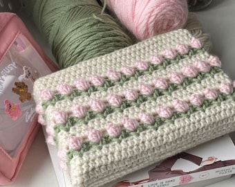 Modello per copertina/manica del laptop con tulipano all'uncinetto (versioni inglese e spagnola). Patrón para portátil: Tulipán en español.