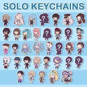 Pode incluir: Uma coleção de chaveiros Solo com vários personagens em estilo anime. Os chaveiros apresentam diversos penteados, roupas e acessórios, com alguns designs obscurecidos por pontos de interrogação. O texto "SOLO KEYCHAINS" é exibido no topo.