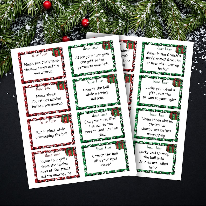 K&ouml;nnte beinhalten: Ein Satz von 12 Weihnachts-Spielkarten mit gr&uuml;nem und rotem kariertem Hintergrund und Schneeflocken. Jede Karte hat eine andere Herausforderung, die w&auml;hrend eines Geschenketauschspiels zu bew&auml;ltigen ist. Die Karten tragen den Text "Wrap Trap" auf sich.