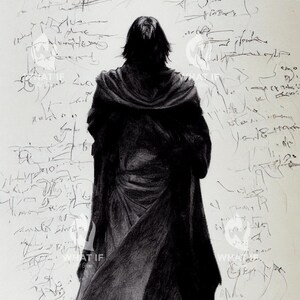 Può includere: Un disegno in bianco e nero di una persona che indossa una lunga veste fluida. La persona è in piedi di fronte a un muro ricoperto di scarabocchi e note.