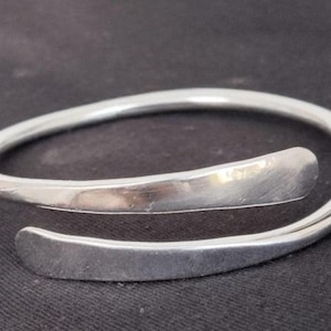 Pulsera rígida envolvente de plata esterlina martillada hecha a mano