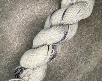 Laine teint à la main fil de chaussette 100g écheveau tricot crochet cadeau noir gris blanc argent mouchetures zèbre dalmatien