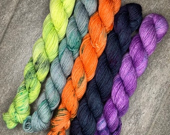 Fil Minis laine teint à la main chaussette fil écheveau écheveau 5x20g tricot Crochet Halloween néon orange violet gris citrouille