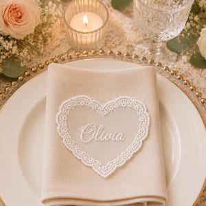 Marque-place en dentelle brodée en forme de cœur, décoration de table pour mariage, marque-place personnalisé pour les invités, cadeau de table pour enterrement de vie de jeune fille, décoration nuptiale