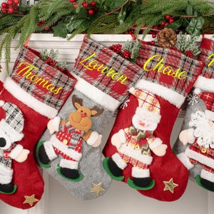 2025 Personalisierter gestrickter Weihnachtsstrumpf: 3D Weihnachtsstrümpfe, Individuell gestickter Feiertagsdekor, Weihnachtsgeschenke, Weihnachtsdekor