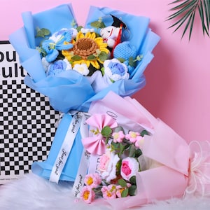 Handgemachter gehäkelter Sonnenblumenstrauß, blau / rosa Abschlussbär-Häkelblumenstrauß hypoallergenes Geschenk für Graduierung Geburtstags-Brautjungfern