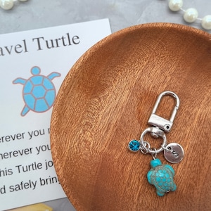 Llavero de tortuga de viaje personalizado con letra y piedra de nacimiento, llavero de tortuga, amuleto de buena suerte de viaje, viajes seguros, encanto de bolsa de tortuga