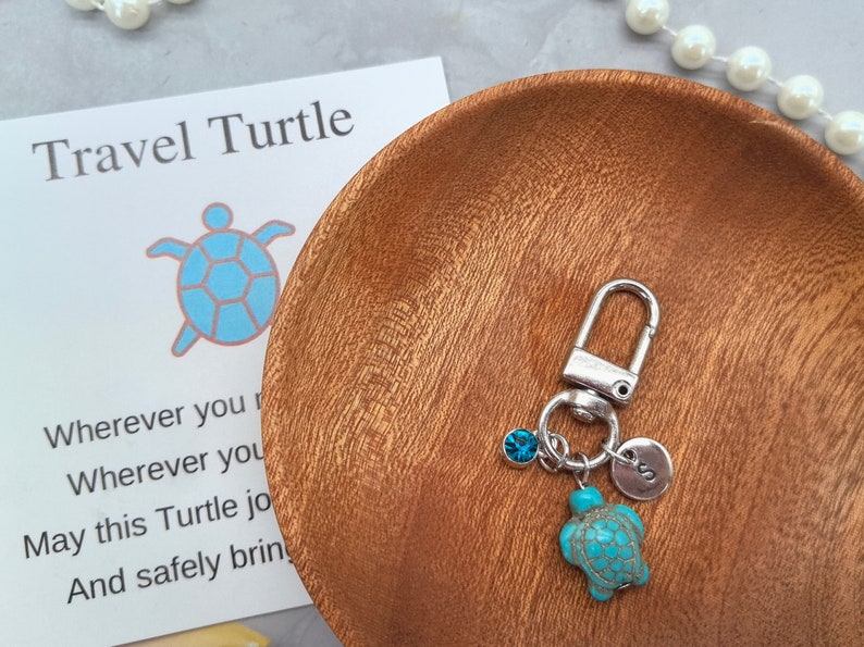 Gepersonaliseerde reisschildpad sleutelhanger met letter en geboortesteen, schildpad sleutelhanger, reis geluk charme, veilige reizen, schildpad tas charme afbeelding 1