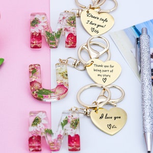 Llavero de resina con letras florales personalizado, llavero de mujer, regalo para mamá, regalo de dama de honor, regalo de regreso a la escuela, regalo para maestros, llavero de automóvil para ella