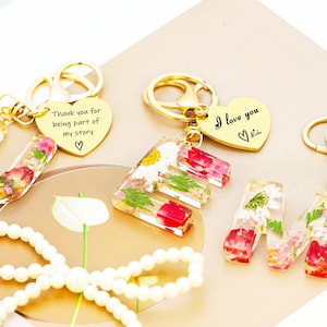 Llavero personalizable, llavero con letra, llavero de resina con inicial de flor rosa personalizada, regalo de graduación, regalo de dama de honor, regalo del Día de la Madre