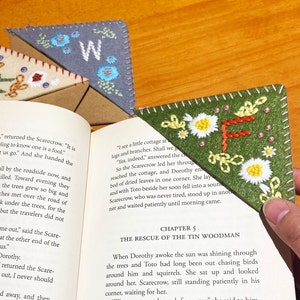 Marcador de canto bordado à mão personalizado, página triangular de feltro, marcador artesanal de canto costurado, letras de A a Z, amantes de livros, marcadores