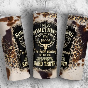 Może przedstawiać: Czarny i złoty kubek z wzorem krowiej skóry i lamparta. Kubek zawiera tekst "I need something you proof 90 to 100 feelin like nothings gonna cut it that's the hard truth".
