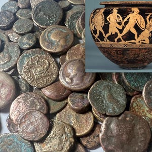 Puede incluir: Una colección de monedas antiguas de bronce con varios diseños y pátina. Las monedas están dispuestas en una pila, mostrando su edad e historia.