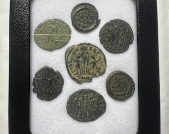 7 authentiques pièces de monnaie romaines dans une vitrine - Dynastie Constantinienne