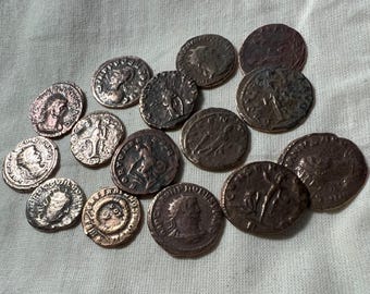 Äkta rengjort antikt romerskt bronsmynt från partiet på bilden, i genomsnitt 20 mm