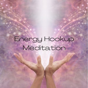 Puede incluir: Dos manos levantadas hacia una luz brillante con un fondo rosa y morado. El texto "Energy Hookup Meditation" está en el centro de la imagen.