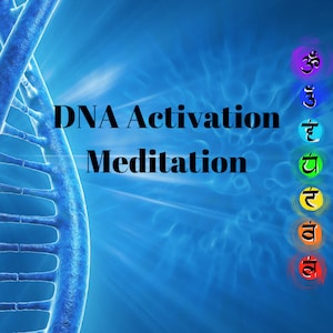 Può includere: Una catena di DNA blu su uno sfondo bianco. Il testo "DNA Activation Meditation" è in nero. Ci sono sette cerchi colorati con simboli sanscriti sul lato destro dell'immagine.