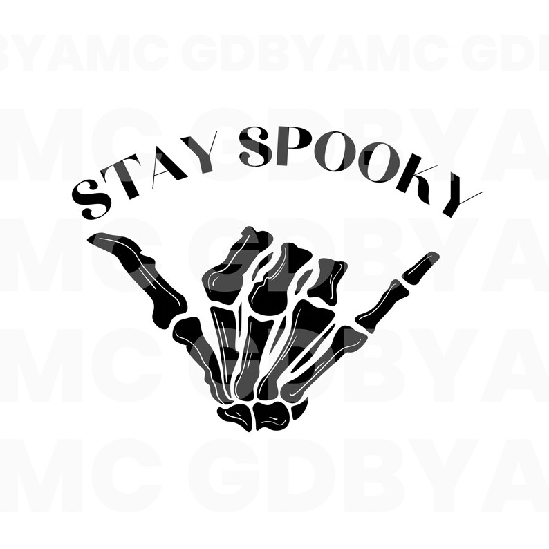 Pu&ograve; includere: Grafica in bianco e nero di una mano scheletrica che fa il segno shaka con il testo "Stay Spooky" sopra.