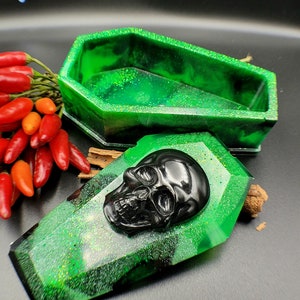 Decoración gótica // joyero de ataúd con calavera // verde negro // regalo espeluznante