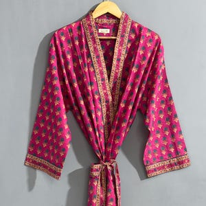 Bata tipo kimono de algodón con estampado floral, ideal como regalo de dama de honor, talla única.