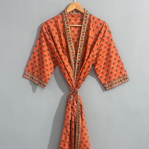 Bata tipo kimono de algodón con estampado floral, ideal como regalo de dama de honor, talla única.