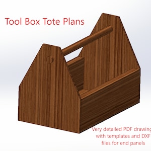 Puede incluir: Una caja de herramientas de madera con asa. La caja está hecha de madera con un tinte marrón. La caja tiene una forma rectangular con una parte superior triangular. La caja tiene un asa en la parte superior. La caja tiene una etiqueta que dice "Tool Box Tote Plans".