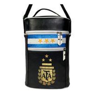 Puede incluir: Bolsa de vino de cuero negro con un bolsillo con cremallera y un diseño con la bandera uruguaya y el escudo de la Asociación Uruguaya de Fútbol.