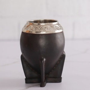 Mate de calabaza con base y tapa cincelada + bombilla pico en bronce - Mates  Weiler