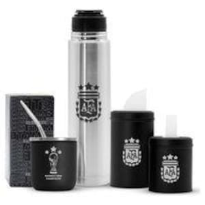 Puede incluir: Un set de mate negro y plateado con una termo de acero inoxidable, una calabaza de mate negra, una taza de mate negra con tapa y una caja negra y blanca con una pajita.