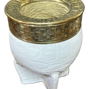 Könnte beinhalten: Weiße Keramik-Mate-Kürbis mit einem goldenen Metallrand und Sockel. Der Rand hat ein dekoratives Muster.