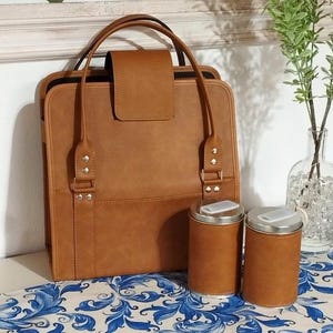 Bolso Set Matero Lateral Rebatible + Latas Yerbera Y Azucarera Interior forrado en tela, con divisiones Eco Leather Kit Artesanal Argentina