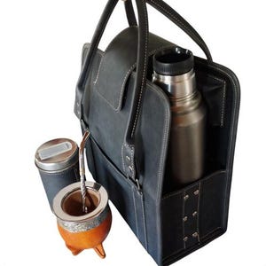 Argentine Mate Set Matero Bolso Lateral Rebatible + Latas Yerbera Y Azucarera Interior forrado en tela, con divisiones Eco Leather Kit