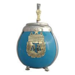 Puede incluir: Una calabaza mate azul con un borde plateado y un emblema dorado de la Asociación del Fútbol Argentino (AFA). La mate tiene una bombilla de plata con una punta dorada.