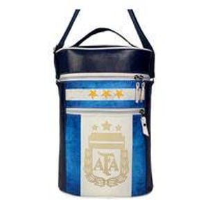 Puede incluir: Una bolsa de vino aislada azul y blanca con cierre de cremallera y correa para el hombro. La bolsa presenta el logotipo del equipo nacional de fútbol argentino y el apodo del equipo, "Albiceleste".