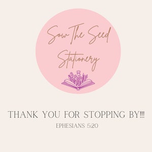 Puede incluir: Un c&iacute;rculo rosa con el texto "Sow The Seed Stationery" en letra cursiva marr&oacute;n.  Un contorno morado de un libro abierto con flores en su interior se encuentra en la parte inferior del c&iacute;rculo.  El texto "THANK YOU FOR STOPPING BY!!!" est&aacute; debajo del c&iacute;rculo en negro.  El texto "EPHESIANS 5:20" est&aacute; debajo del texto anterior en negro.