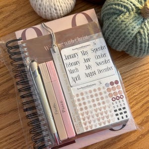 2025 Kalender |Faith-Based Planer Bundle | Christlicher Tages- und Wochenplaner | Von der Schrift inspirierte Ziele und Journaling | Rosa Planer