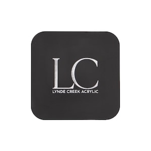 以下が含まれることがあります： 白い文字で「LC」と「Lynde Creek Acrylic」と書かれた黒い正方形の容器