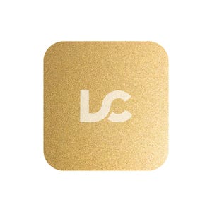 以下が含まれることがあります： 白い文字「LC」が書かれた、金色の正方形のステッカーです。