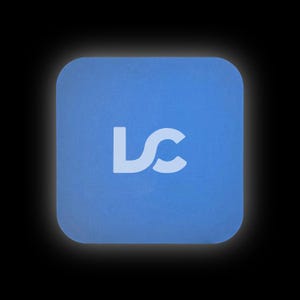 Puede incluir: Un posavasos cuadrado azul con bordes redondeados y un logotipo "LC" blanco en el centro.
