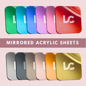 Może przedstawiać: Zestaw lustrzanych arkuszy akrylowych w różnych kolorach: zielonym, niebieskim, fioletowym, różowym, czerwonym, szarym, czarnym, beżowym, pomarańczowym i złotym. Każdy arkusz ma kwadratowy kształt z zaokrąglonymi rogami i białym logo. Widoczny jest tekst "MIRRORED ACRYLIC SHEETS".