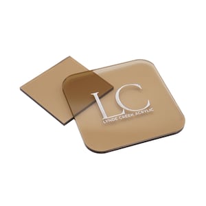 Pode incluir: Duas peças de chapa acrílica marrom com o logotipo Lynde Creek Acrylic gravado em branco.